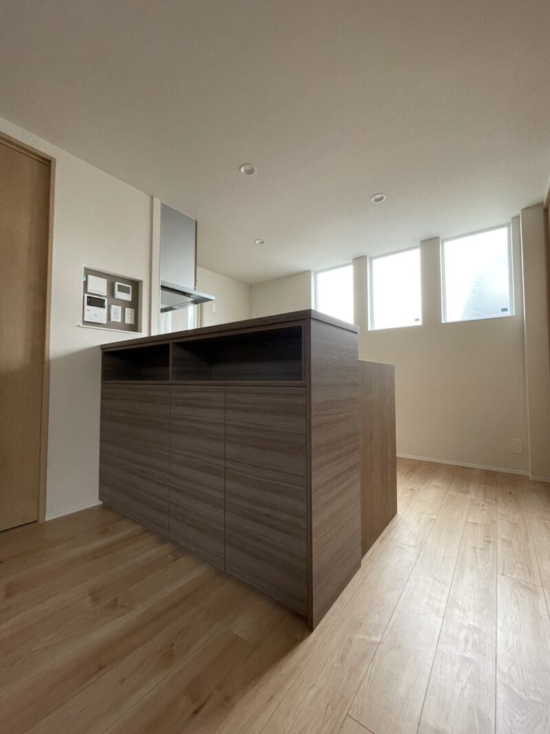 キッチン前カウンター収納