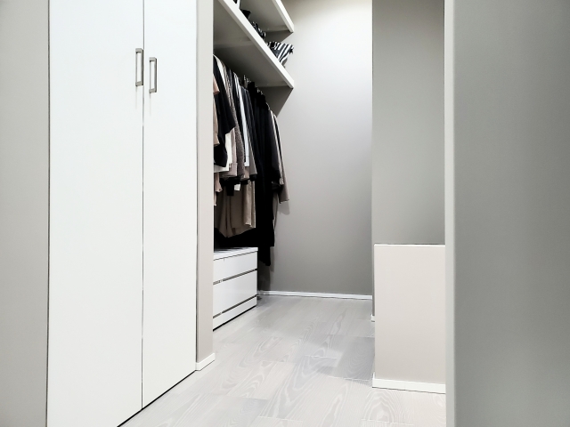 棚とハンガーパイプがバランスよく配置されたクローゼット収納