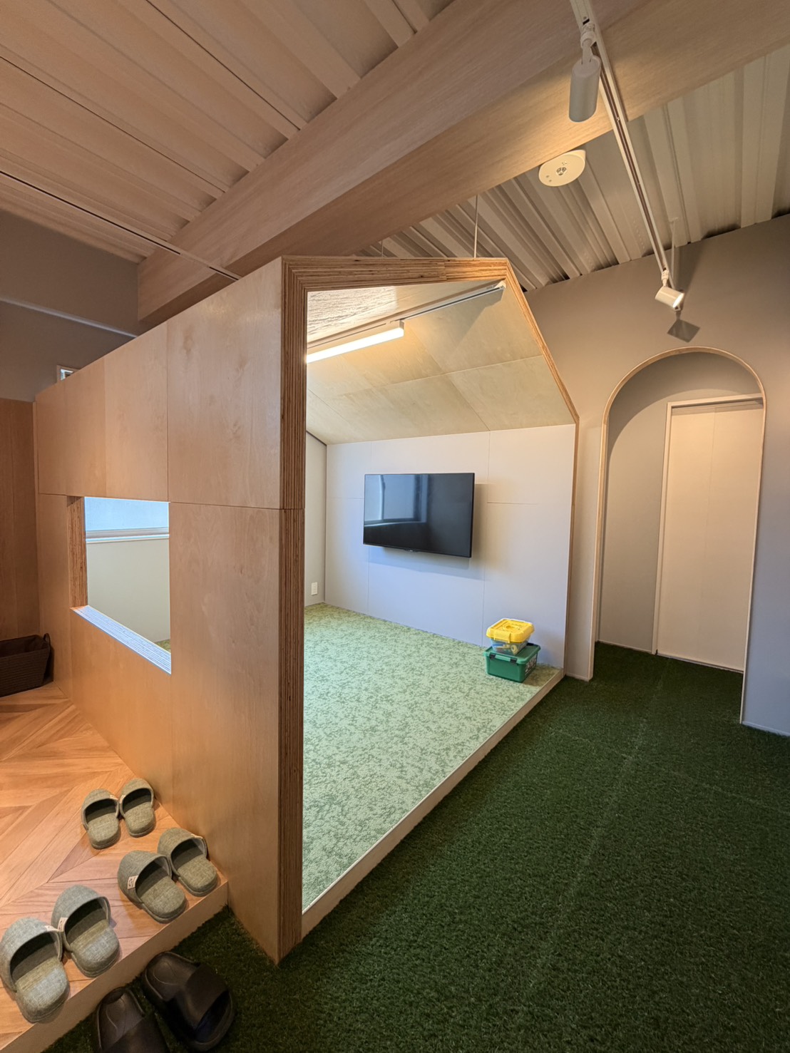 三角屋根の打合せブースとキッズコーナー